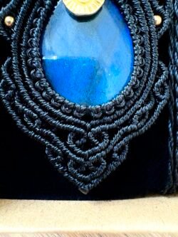 Talisman noir en macramé avec labradorite bleue goutte et breloque indienne