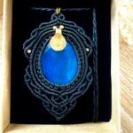 Talisman noir en macramé avec labradorite bleue goutte et breloque indienne