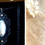 Médaillon noir en macramé avec labradorite grise et arabesques