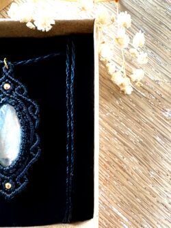 Médaillon noir en macramé avec labradorite grise et arabesques