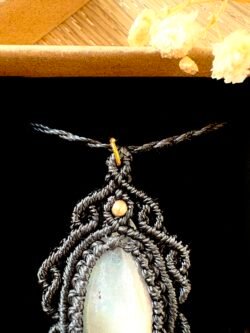 Médaillon noir en macramé avec labradorite grise et arabesques