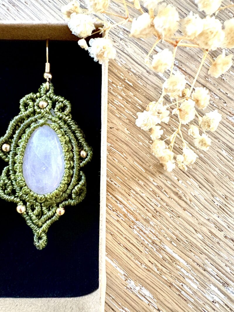 Boucles d'oreilles macramé vertes avec gouttes en quartz rose et perles laiton