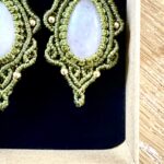 Boucles d'oreilles macramé vertes avec gouttes en quartz rose et perles laiton