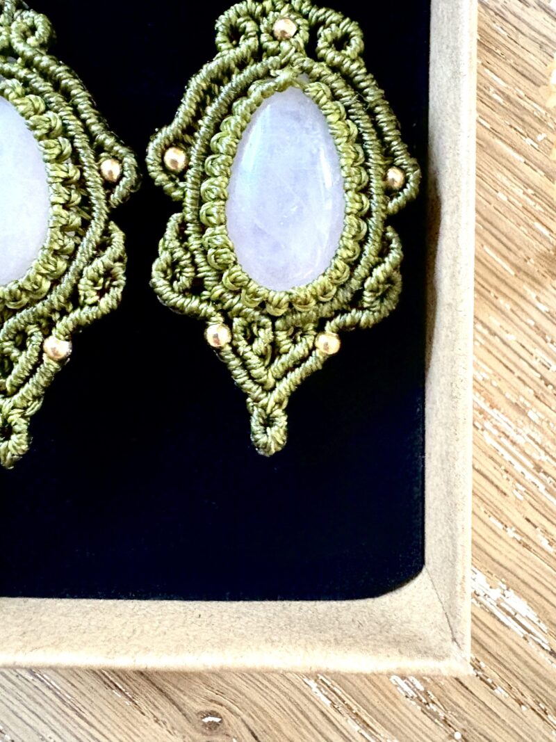 Boucles d'oreilles macramé vertes avec gouttes en quartz rose et perles laiton