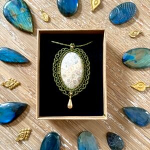 Talisman corail fossile.