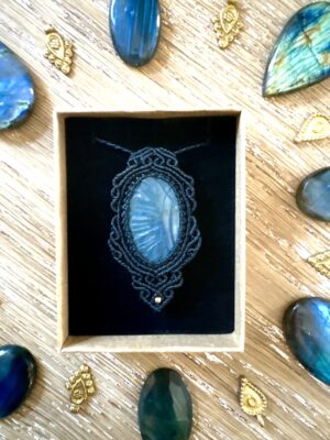 Talisman labradorite bleu avec fleur ciselée sur la pierre.