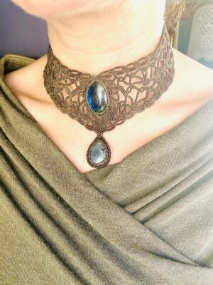 Plastron dentelle kaki et ses labradorites bleu et grise