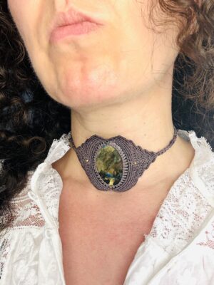 Choker lilas et sa labradorite